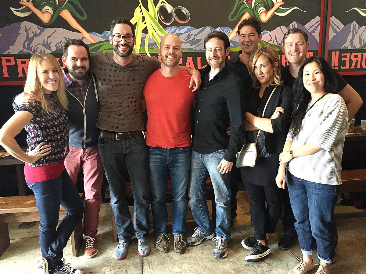 ⏪ FLASHBACK ⏪ MAY 21, 2015 — Rare pic of THE VERY FIRST TIME most of the <a href="/LUCIFERwriters/">Lucifer Writers Room</a> met each other, 11 days before the actual #Lucifer S1 writers room started. Before this lunch at @LucifersPizza, I had ONLY known the man who hired me, <a href="/Henderson_Joe/">Joe Henderson</a>... [thread 1/6]