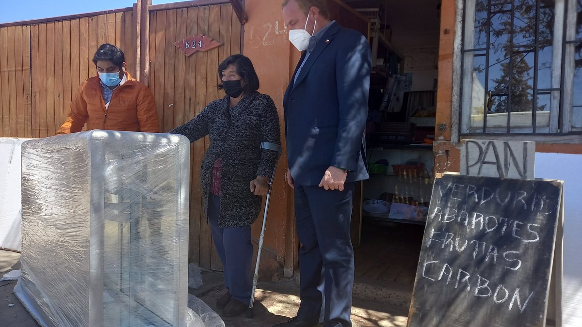 Feliz de apoyar a la sra Magdalena Rojas, quien gracias a los fondos ORASMI de nuestra Delegación Presidencial podrá mejorar la atención en su negocio de barrio en #Andacollo con una nueva vitrina para sus productos.
Felicidades 👏👏👏