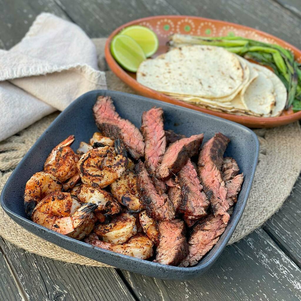 Grilled surf and turf fajitas? ¡Si se puede! It’s quick, easy and spoiler alert- the magic ingredient is @hardcorecarnivore Tex Mex seasoning. Just published the recipe for this tasty combo - hit the link in my bio page or head straight to jesspryles… instagr.am/p/CUIncHivHBq/