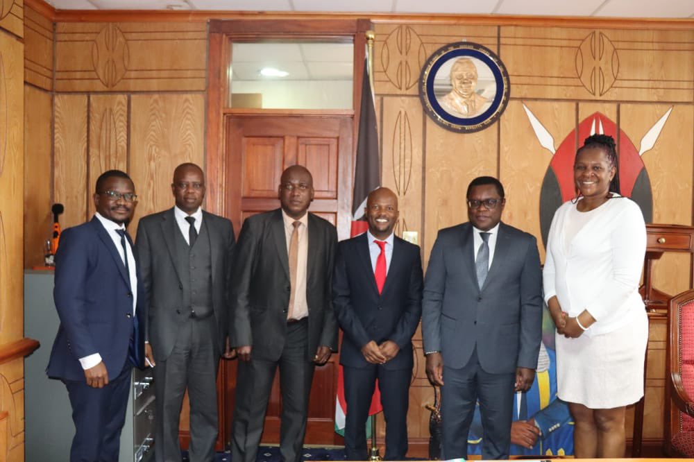 bajeti_hub's tweet image. On behalf of IBP Kenya, @abrahamrugo signed a partnership agreement with @SpeakerKLusaka. The MoU provides for cooperation on strengthening Fiscal Oversight of @Senate_KE #Devolution #BudgetImplementation