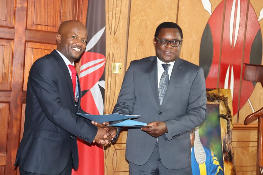 bajeti_hub's tweet image. On behalf of IBP Kenya, @abrahamrugo signed a partnership agreement with @SpeakerKLusaka. The MoU provides for cooperation on strengthening Fiscal Oversight of @Senate_KE #Devolution #BudgetImplementation