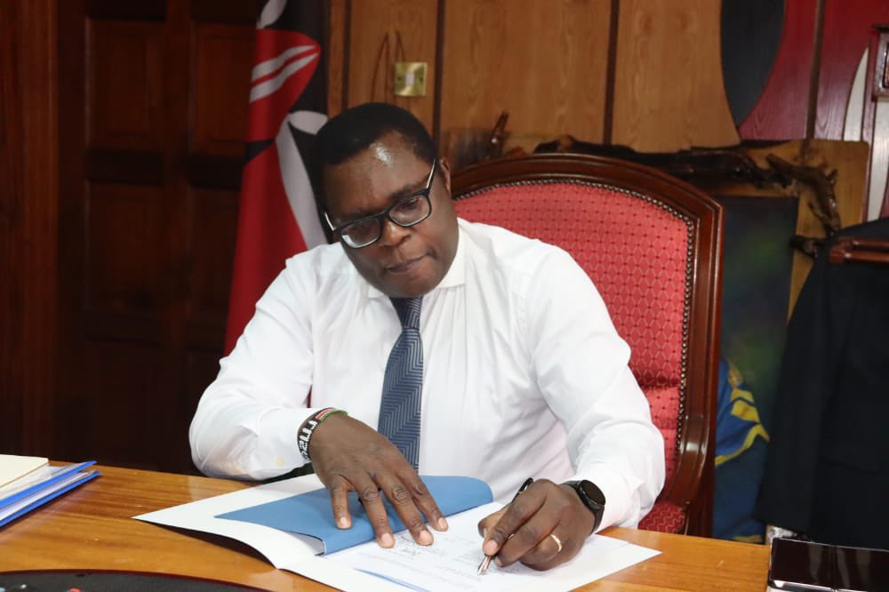 bajeti_hub's tweet image. On behalf of IBP Kenya, @abrahamrugo signed a partnership agreement with @SpeakerKLusaka. The MoU provides for cooperation on strengthening Fiscal Oversight of @Senate_KE #Devolution #BudgetImplementation