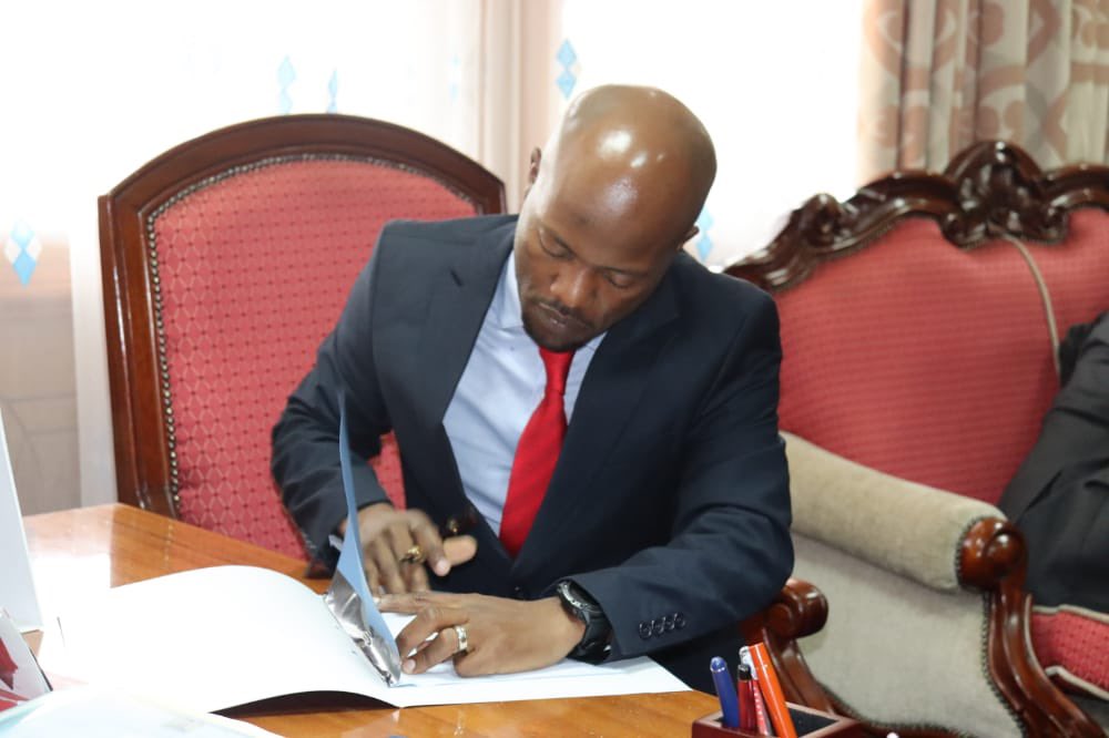 bajeti_hub's tweet image. On behalf of IBP Kenya, @abrahamrugo signed a partnership agreement with @SpeakerKLusaka. The MoU provides for cooperation on strengthening Fiscal Oversight of @Senate_KE #Devolution #BudgetImplementation