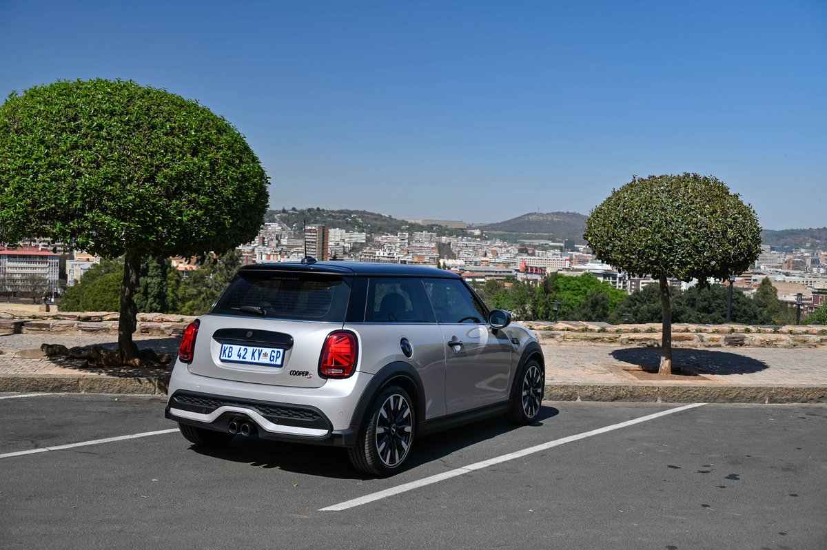 ..#MINI range receives heavy refresh, both outside & in.. most striking are new hexagonal grille, 8' tft instrument cluster & special roof hue that makes each unit unique (an extra cost option)... 

#MINI3DoorHatch #MINI5DoorHatch
#MINIConvertible #BigLove

#tellthemDOZERsentyou