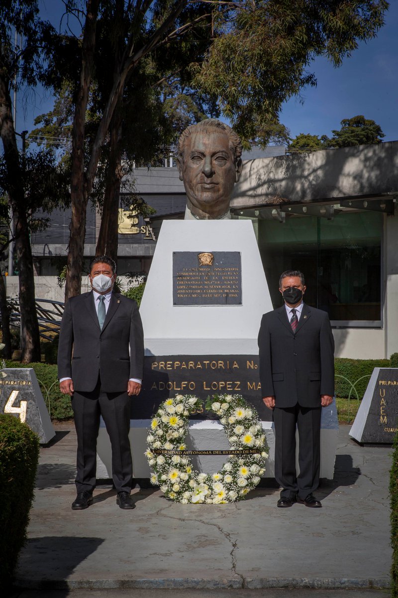UAEM_MX's tweet photo. En memoria de Adolfo López Mateos, el Gabinete Universitario colocó ofrenda floral en el monumento ubicado en Ciudad Universitaria y montó guardia de honor en el Plantel de la Escuela Preparatoria que lleva su nombre.

Su legado permanece hasta nuestros días.

#SomosUAEMéx💚💛 https://t.co/G9HOQvjWkY