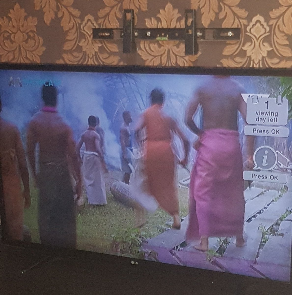 EhinomenPeace's tweet photo. Am sorry and sad that i wont be watching the last two episodes with this my beautiful family.😭😭😭
I've got bills to settle and only a miracle is all i need right now.
But please, make una give me better summary ooo so that i will not miss alot #AMRiona
#AMEnake
Thank you. https://t.co/tLyr4kluRF