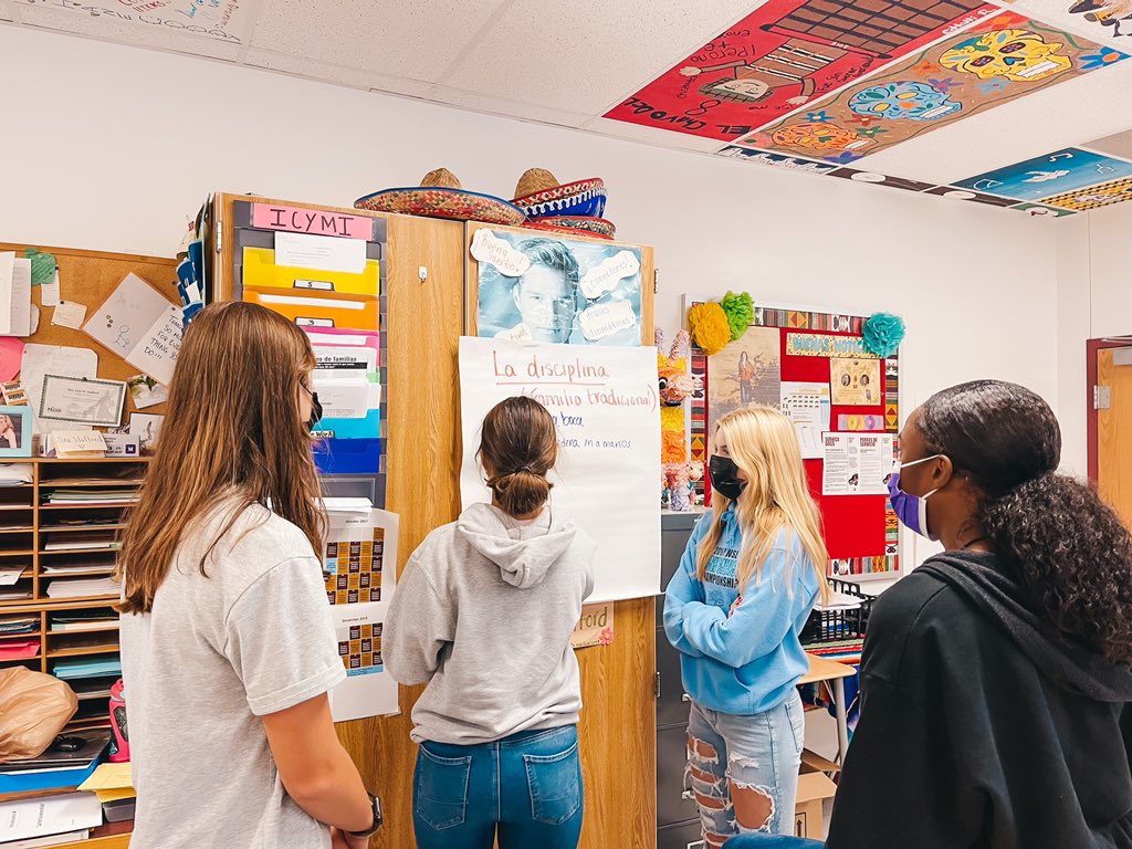 srastafford's tweet photo. IB Spanish 4 doing a Gallery Walk to talk about different types of families. #organizacionsocial #IB #temasfamiliares #familiamoderna #familiatradicional #URHS #espanol #urhslions https://t.co/xi52cwFjqy