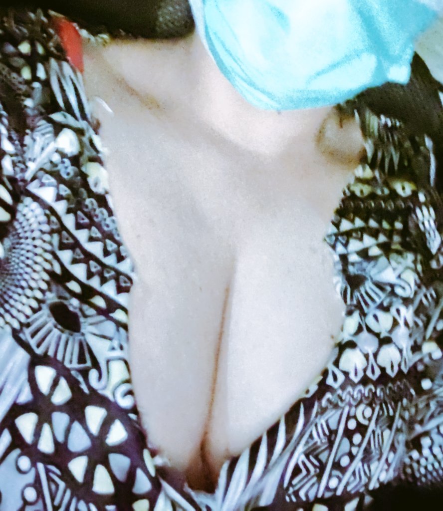 pyasihun's tweet photo. Deep cleavage sy nazar ni hat ti drivers ki. 
Duppata dhalak e jata ha. 
Happy uber rides 🍦📍
#desislut #outdoors #uberhot https://t.co/nXQ6pxg2iv