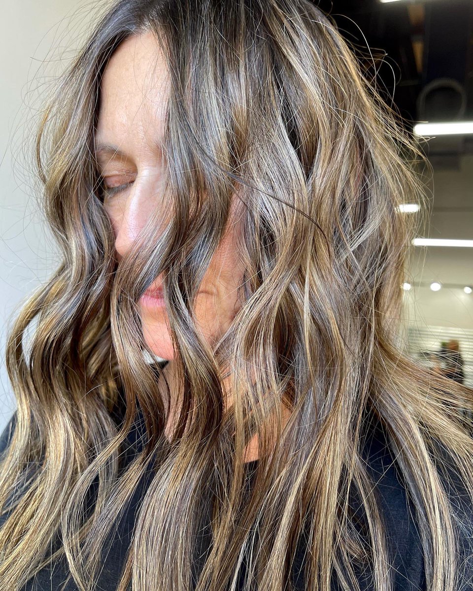 katieforari's tweet photo. Fall hair don’t care🤎
•
#greycoverage #rootsmudge #lowlights #fallhaircolor #fallhairdontcare #redkenshadeseq #redken #redkenobsessed #hairstyles #arizona #arizonacosmetologist #brondie https://t.co/ivbT8hVcug