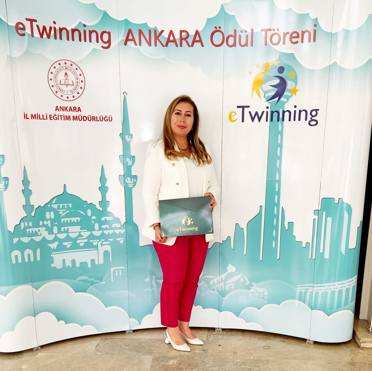 NalanLtepe's tweet photo. #etwinning Bu güzel günde bizleri yalnız bırakmayan ve her daim destekleyen Çubuk İlçe Milli Eğitim Müdürümüz Sayın Alican Kılıç'a okul müdürüm Mehmet Ali Atlı ya sonsuz teşekkürler. @meh_cal1 @Kilic_Alican @MehmetAliAtli9 @SehitTunca @MemAnkara @tretwinning https://t.co/kKbiGB3veF
