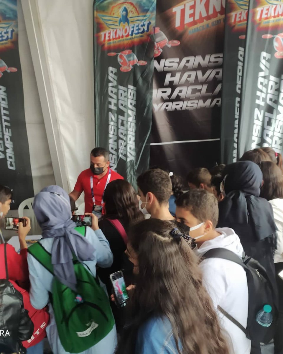 Bursa'dan başlayıp İstanbul'da biten iki haftalık teknofest serüvenim yarın bitiyor . Bu süreç benim için, çokça öğrenip, dilimin döndüğü kadar öğrettiklerimle dolu bir maceraydı. Bu heyecanı, bizi ziyarete gelen minik arkadaşlara az da olsa hissettirdiysek ne mutlu <a href="/Selcuk/">Selçuk Bayraktar</a>