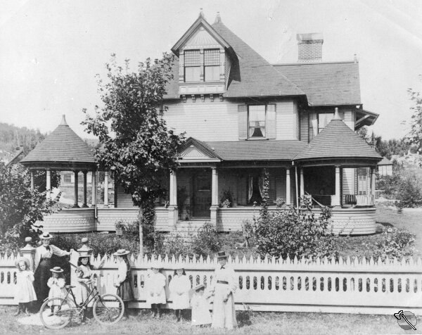 Saviez-vous que la maison Les Trois Érables a été construite en 1896 par le Dr Hans Stevenson, un médecin de campagne né à #Wakefield d'immigrants irlandais.
Téléchargez Visite auto-guidée du village historique de Wakefield. fairbairn.ca/tour

#OutaouaisFun