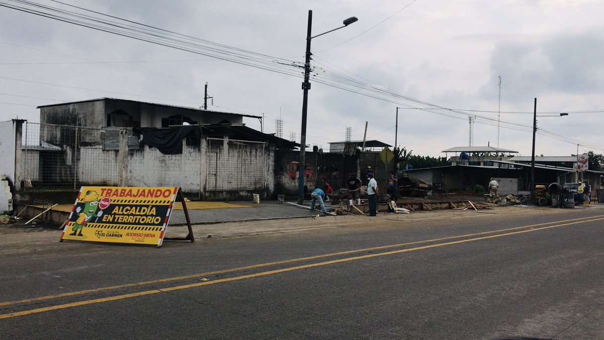 Aceras con cuarzo en la Av Chone, importante vía de ingreso a El Carmen, se vive el CAMBIO, Dios está con nosotros. #AlcaldiaDeTerritorio #AlcaldiaDelCambio