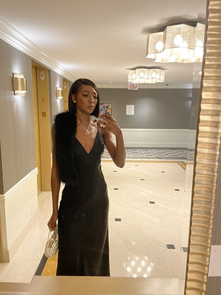xoxodjsmith's tweet photo. Black-swan 🖤
#FashionModel #allblack #NewYorkFashionWeek #NYFW https://t.co/oVlPInA9wv