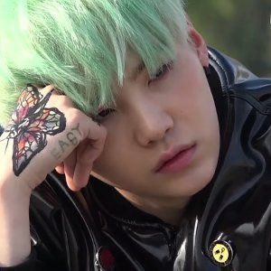 sooji_kook's tweet photo. ay enserio que nunca superaré a yoongi mentita, se veía tan fantastic, y todo su outfit tan fabulous, amo y extraño a yoongi de hyyh y su fashion 💕💕
#YOONGIBEAUTIFUL
#yoongipretty #YoongiWeLoveYou #YoongiWeLoveYou https://t.co/KJ9l3kTNqf