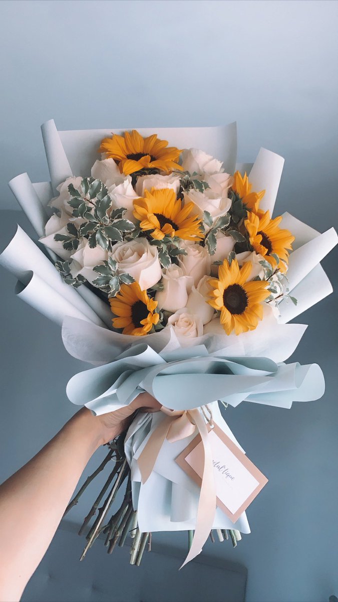 sunflowers + white roses 🤩, image size:675x1200