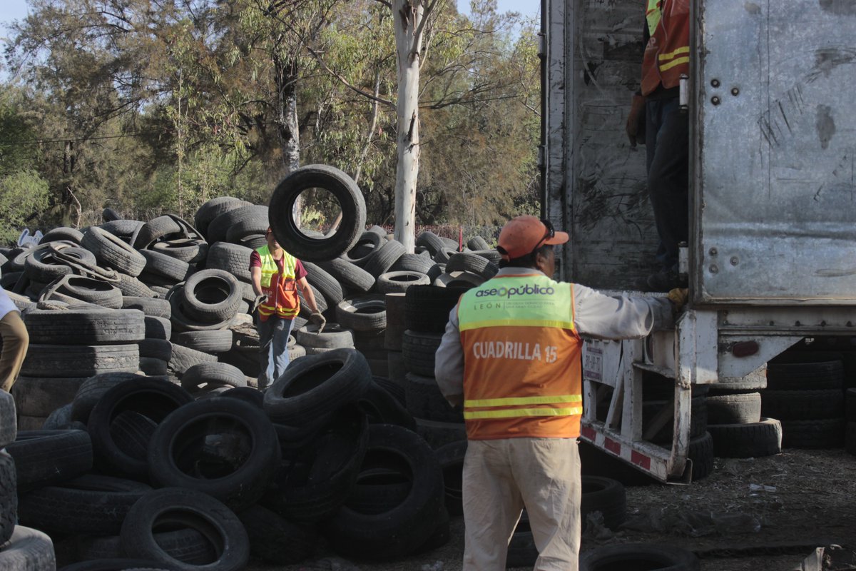 SIAP_Leon's tweet photo. Con el programa #RecopilaXLeón y #Llantatón se logró la correcta disposición de estos residuos de manejo especial, a fin de evitar daños al medio ambiente.
#ContigoYPorTiLeón ➕ Sustentable se acopiaron 90 mil 054 llantas y 37 mil 010 kilos de pilas.
#InformeHLS https://t.co/rZgQ4O4Sh3