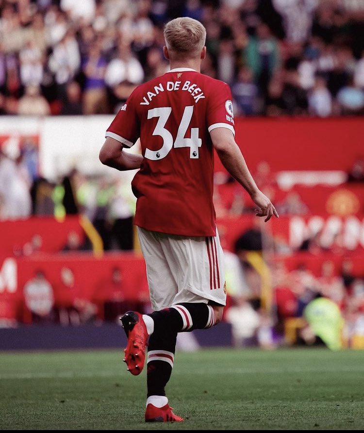 Barring one/two small mistakes, Donny van de Beek created 2 chances, one being that through ball for Greenwood, looked tidy and showed how comfortable he can be in a deeper role. Hope Solskjaer finds a way to give him more minutes.