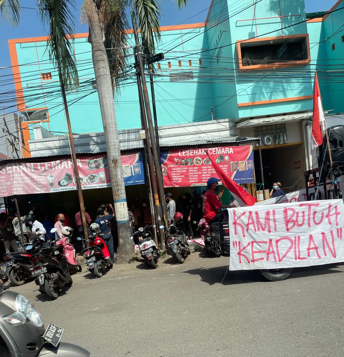 tglinfo1's tweet photo. Selamat Berjuang meluluhkan hati para Wakil rakyat yang duduk di  kursi #kotategal @dprdkotategal, semoga para wakil rakyat yang kita pilih tidak tidur, semoga partai mayoritas @PDI_Perjuangan bisa membantu perjuangan para pencari keadilan ini https://t.co/FG4OP0xRRO