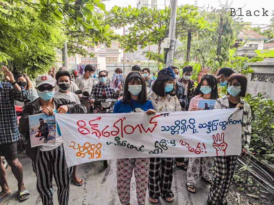sggrvlyouth's tweet photo. New Spring revolution Guerrilla strike of #Mandalay marched and staged to overthrow the military dictatorship in this early morning.

#WarCrimesOfJunta
#Sep23Coup 
#WhatsHappeningInMyanmar https://t.co/j5FrW7NZdp