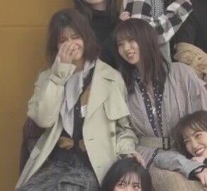 まいてぃー 文春おんらいん 休業発表をして数週間たった小林由依が長身ボーイッシュイケメン女性 の自宅に同棲していることが分かった その女性は同じく櫻坂46のメンバーである渡邉理佐 かつて小林は渡邉の事を好きと冠番組で言っていたこともあり この