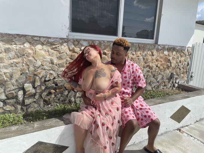 Makin strawberry milkshakes @boobyuniversity https://t.co/FFDKK0V9Cp<a class="tags" href="/tag/boobyuniversity">@boobyuniversity</a>