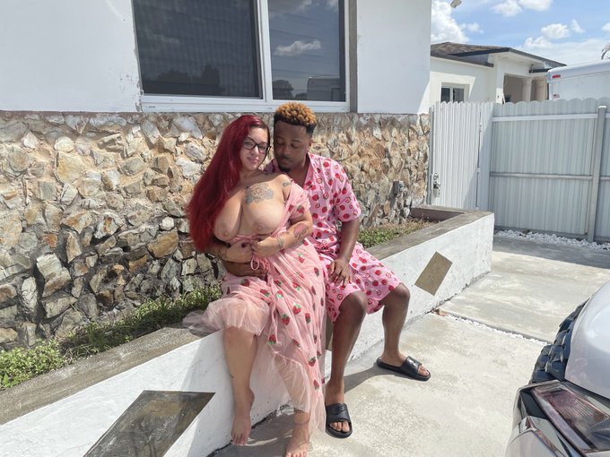 Makin strawberry milkshakes @boobyuniversity https://t.co/FFDKK0V9Cp<a class="tags" href="/tag/boobyuniversity">@boobyuniversity</a>