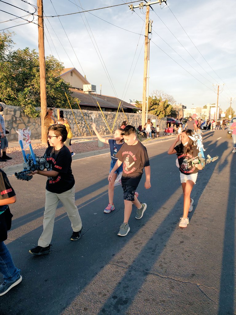 IBugarini_TDS's tweet photo. @TierraDelSol_ES Sunddancers had so much fun at the Hanks Homecoming parade! @RebecaParada_ #HeartAndSol https://t.co/NgLqMLcMuZ