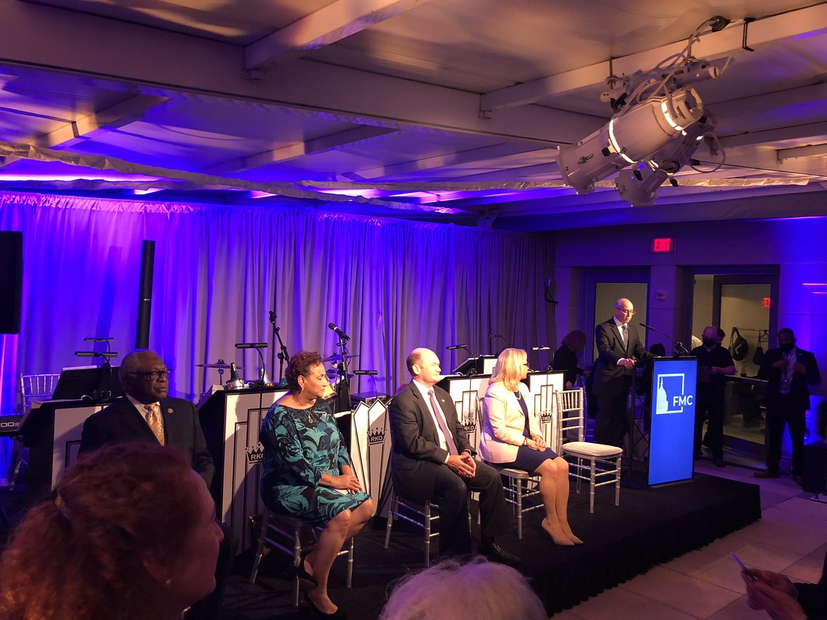 TomoakiIshigaki's tweet photo. It was a great pleasure attending the #StatesmanshipAward2021 ceremony hosted by @usafmc. Many members of congress (both current and former) at the event expressed strong support for promoting ties  between Japan and the US. Thank you #USAFMC for a wonderful event. https://t.co/TRwxJw1tgM