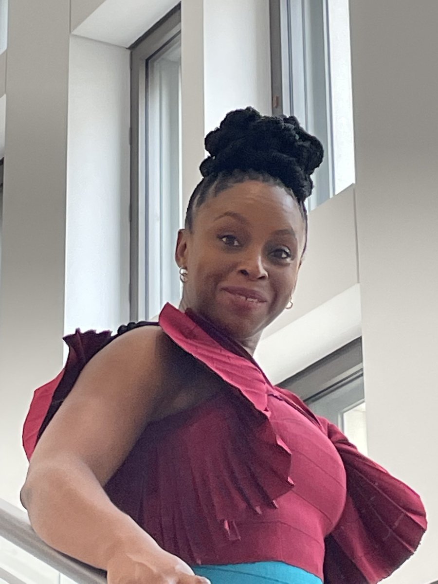 Chimamanda Nagozi #Adichie ist der Star beim Festakt #humboldtforum. Brillant hält sie uns den Spiegel vor. Wir verstehen: Allein die Existenz des Humboldtforums mit  #Beutekunst aus #Kolonialzeit ist für #Nachfahren Provokation. Danke für die endlich ausgesprochenen Wahrheiten.