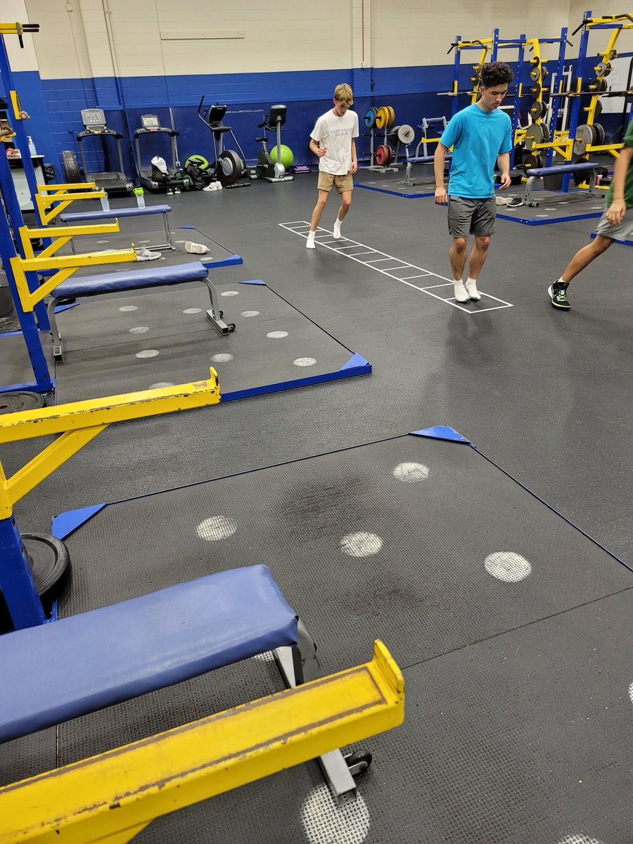 HHSTrojansBBall's tweet photo. Wednesday fun in the weight room! #PlyoBoxes #AgilityLadder https://t.co/LvUPMWZRIR