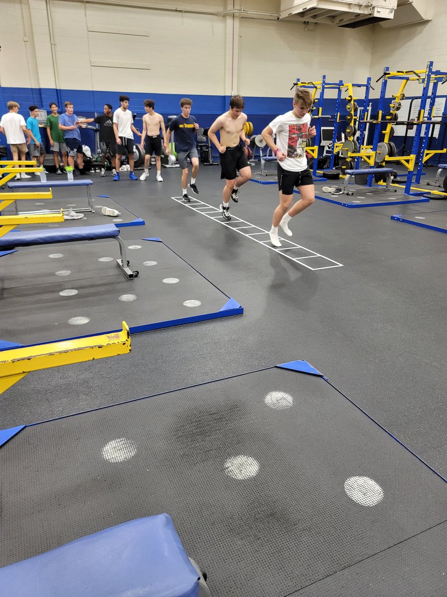 HHSTrojansBBall's tweet photo. Wednesday fun in the weight room! #PlyoBoxes #AgilityLadder https://t.co/LvUPMWZRIR