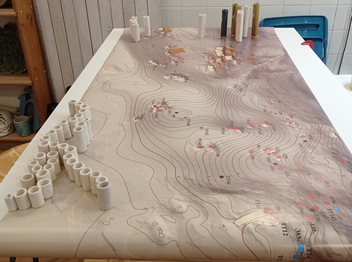 Pilinguilism's tweet photo. Mural de cerámica en proceso. Inspirado en la necrópolis tebana de Dra Abu el-Naga y realizado sobre uno de los mapas que realicé para mi tesis. El terreno se recreará con cilindros de cerámica de distintas alturas y colores. ¿Os gusta? Mucho por hacer pero igualmente ilusionada https://t.co/tjwtbS87Hr