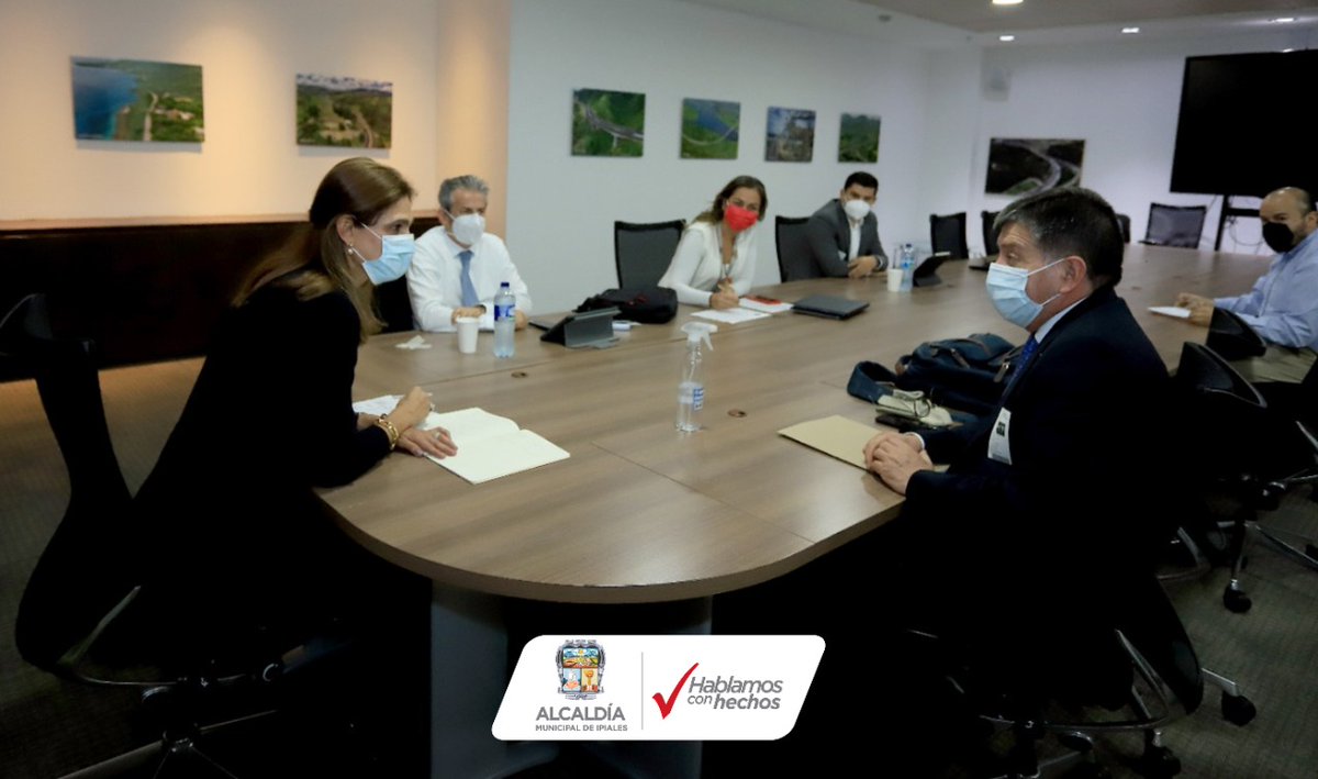 A esta hora, el Alcalde Municipal de Ipiales, Luis Fernando Villota Méndez se reúne con la Ministra de transporte, Ángela María Orozco y la Viceministra de Infraestructura, Olga Lucía Ramírez con el fin de exponer la necesidad del mejoramiento vial entre Ipiales y Pupiales.
