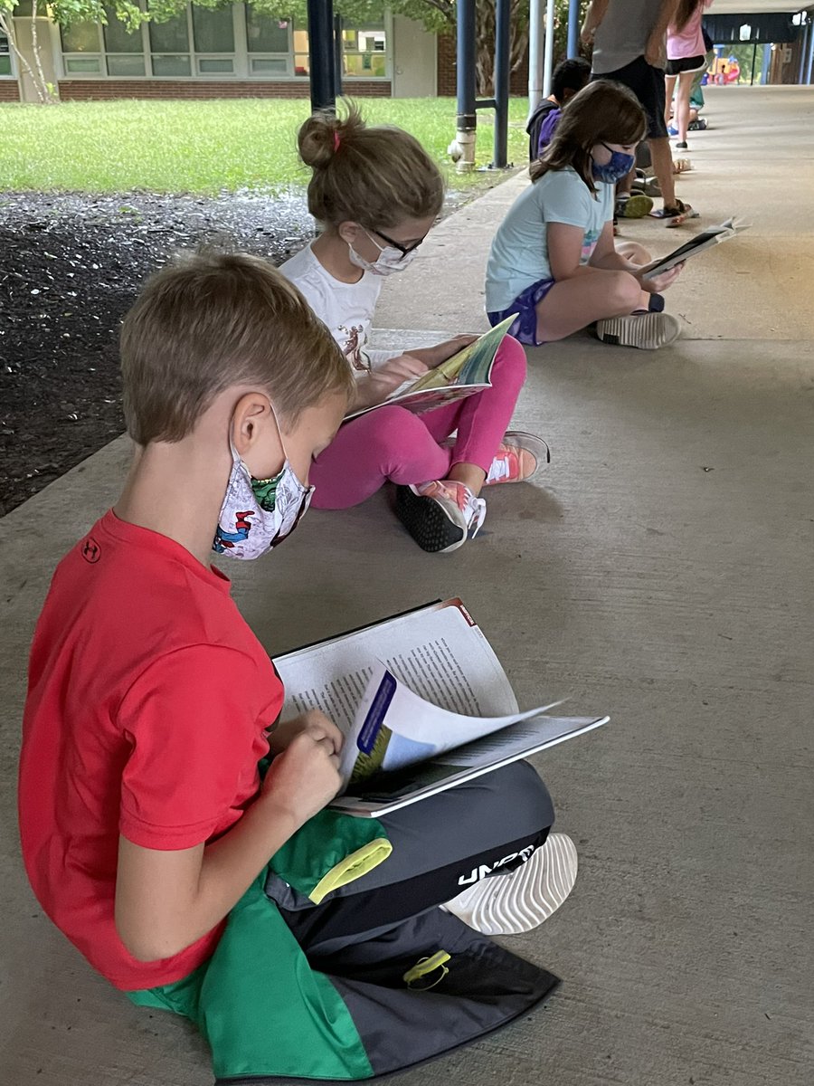 Pinchbecklib's tweet photo. Rain, rain go away…. These readers are here to stay! @PinchbeckESRays @hcpslib https://t.co/LQry7N5CdK
