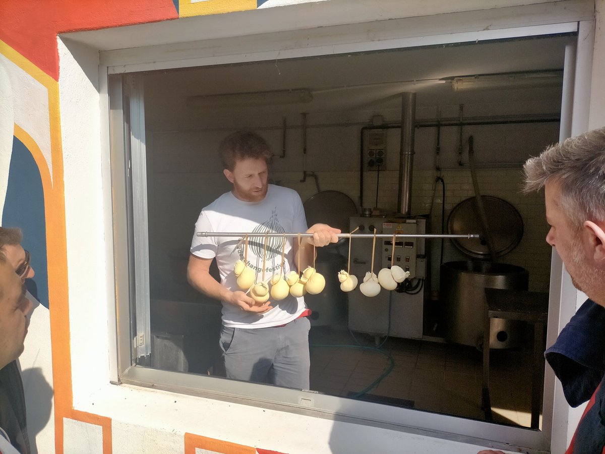 Gonzalo_Palomo's tweet photo. Hoy hemos visitado #CascinaSantaBrera y #CascinaLagoScuro en #Lombardia ejemplos excepcionales de #permacultura y #slowfood @lucalagoscuro e Irene thanks for your hospitality. And Antonio and Marcelo #retehumus and the rest of @eorganiceu members for making this journey possible https://t.co/ZaLTbSlIGE