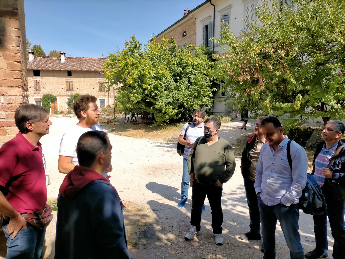 Hoy hemos visitado #CascinaSantaBrera y #CascinaLagoScuro en #Lombardia ejemplos excepcionales de #permacultura y #slowfood <a href="/lucalagoscuro/">Lago Scuro</a> e Irene thanks for your hospitality. And Antonio and Marcelo #retehumus and the rest of <a href="/eorganiceu/">e-Organic Project</a> members for making this journey possible