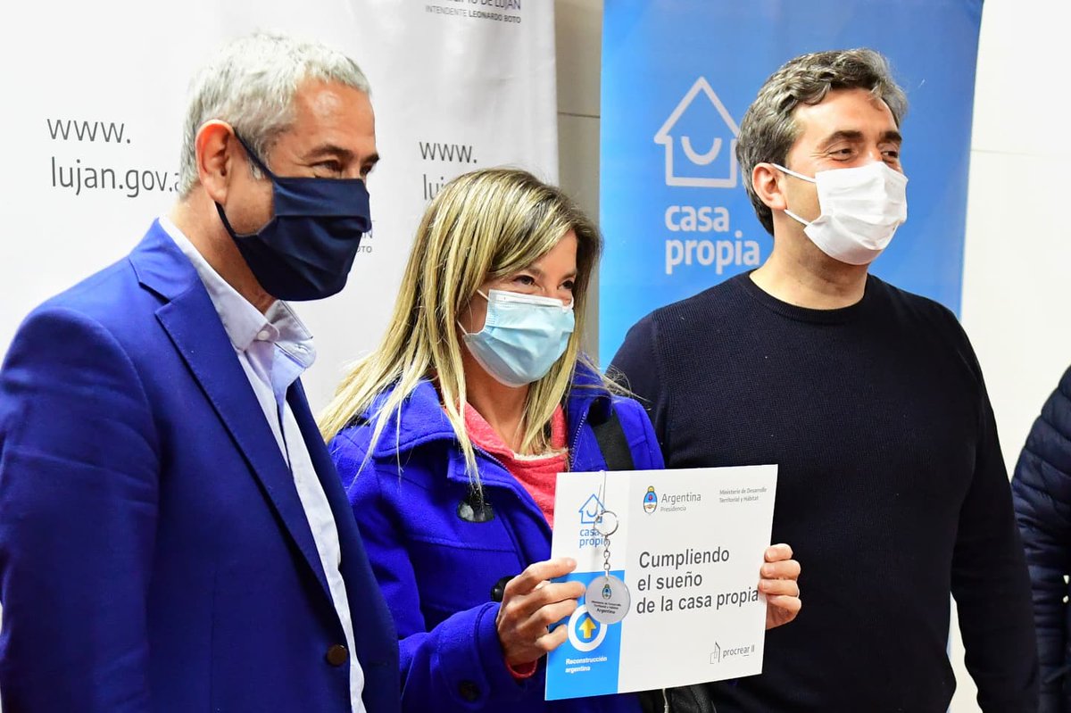 LeoBoto's tweet photo. MÁS FAMILIAS DE LUJÁN CUMPLEN EL SUEÑO DE LA CASA PROPIA

Junto al Ministro de Desarrollo Territorial y Hábitat, @jorgeferraresi , otorgamos créditos #CasaPropia a vecinos y vecinas de Luján para que puedan cumplir el sueño de contar con un hogar en donde crecer y desarrollarse. https://t.co/A1bV8BumEt