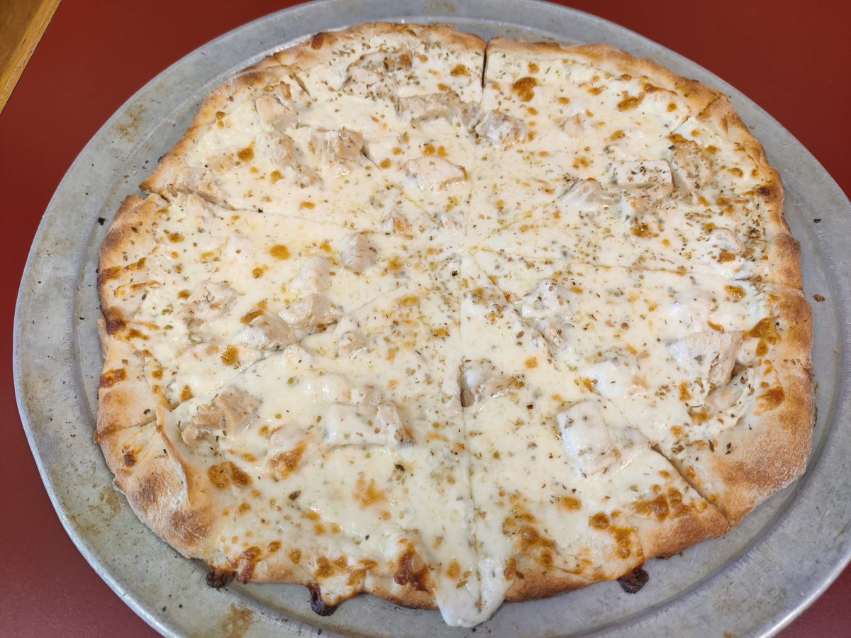 FranksOmaha's tweet photo. We've got a whole bunch of big things to announce this week.  Let's start with one of our newest menu items.  Chicken Alfredo Pizza!  Creamy alfredo sauce with chunks of our grilled chicken, topped with our buffalo mozzarella cheese.  C'mon in and try it for yourself! https://t.co/bh6Hk9Gszh