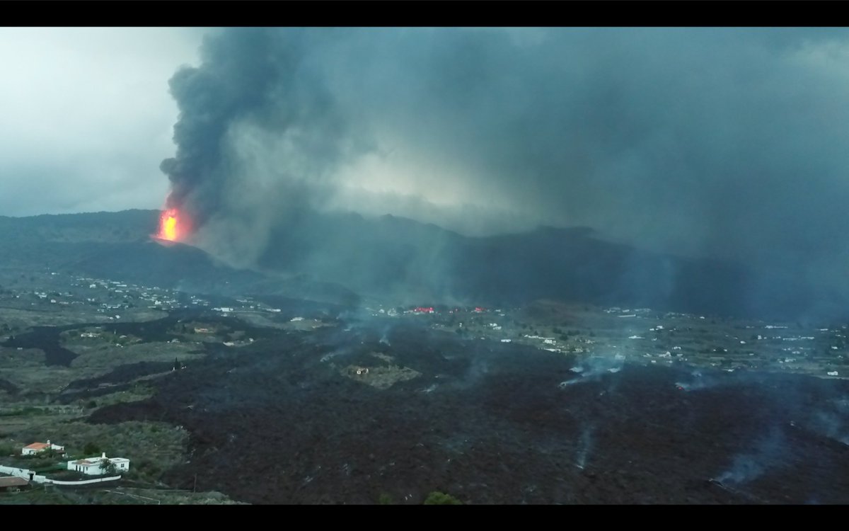 Así está siendo engullido el pueblo de Todoque por el volcán #drone #LaPalma