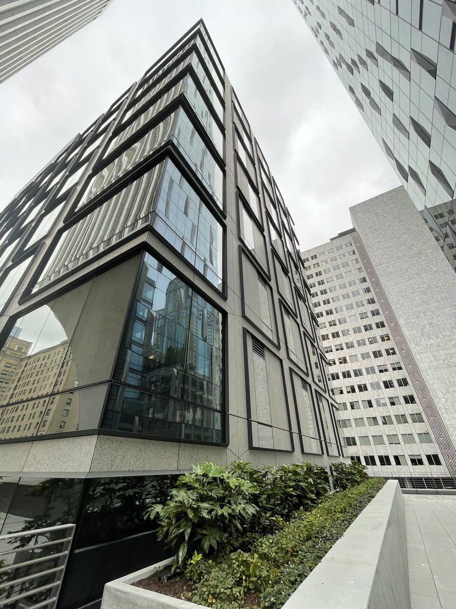 400 University tweet media