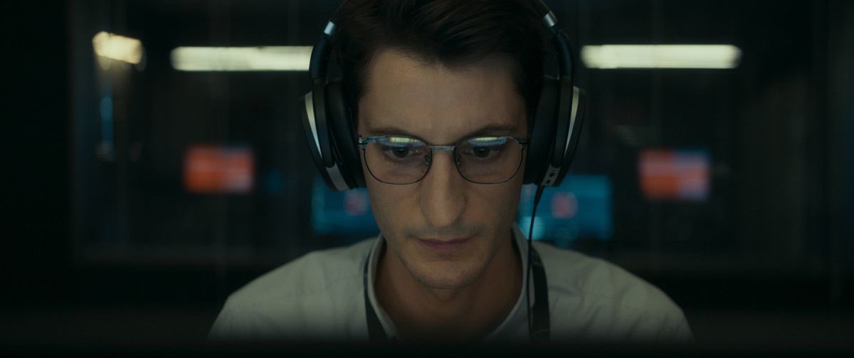 S_Elsa's tweet photo. Aux côtés de Lou de Laâge, la prouesse de Pierre Niney dans la peau d’un bourreau de travail, prêt à tout pour faire éclater la vérité. Boite Noire dévoile un scénario intense, palpitant qui vous tient en haleine jusqu’à son dénouement. #film https://t.co/ibratPEVji