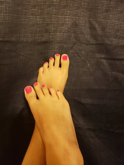 Pink or red? 🤔 #feet #toes #toenailpolish #feetfetish #PAWG #pawgwife https://t.co/t8wEh6A7Kk<a href="/tag/feet"class="tags">#feet</a><a href="/tag/toes"class="tags">#toes</a><a href="/tag/toenailpolish"class="tags">#toenailpolish</a><a href="/tag/feetfetish"class="tags">#feetfetish</a><a href="/tag/pawg"class="tags"><span>#pawg</span></a><a href="/tag/pawgwife"class="tags"><span>#pawgwife</span></a>