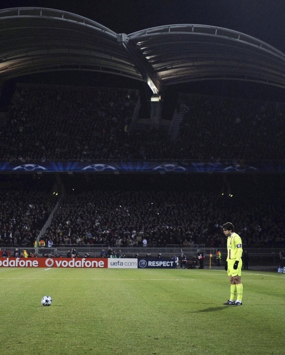 ActuFoot_'s tweet photo. Ce coup franc exceptionnel de Juninho face au Barça un soir de #UCL. 🤩🎯 https://t.co/lX0phgGqGD