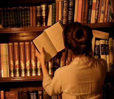 BabsGordonFNR's tweet photo. Una vez ahí, empezó a acomodar los libros en su lugar, cuando de repente ve la figura de un hombre conocido aproximarse a la puerta de entrada. Sin duda era @PSecundariosFNR https://t.co/5udPt3PjNO