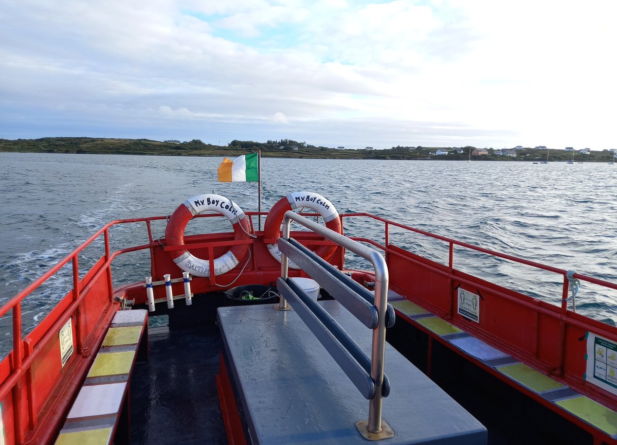 HareIsland's tweet photo. It was a wonderful evening to take in the last few views for 2021 on board the #mvboycolm while on route to the boatyard.

#roaringwaterbay
#WildAtlanticWay #purecork #skibbereen #westcork #Cork #westcorkisland
#WeGetToCallThisHome https://t.co/g0tn4Z7rNl