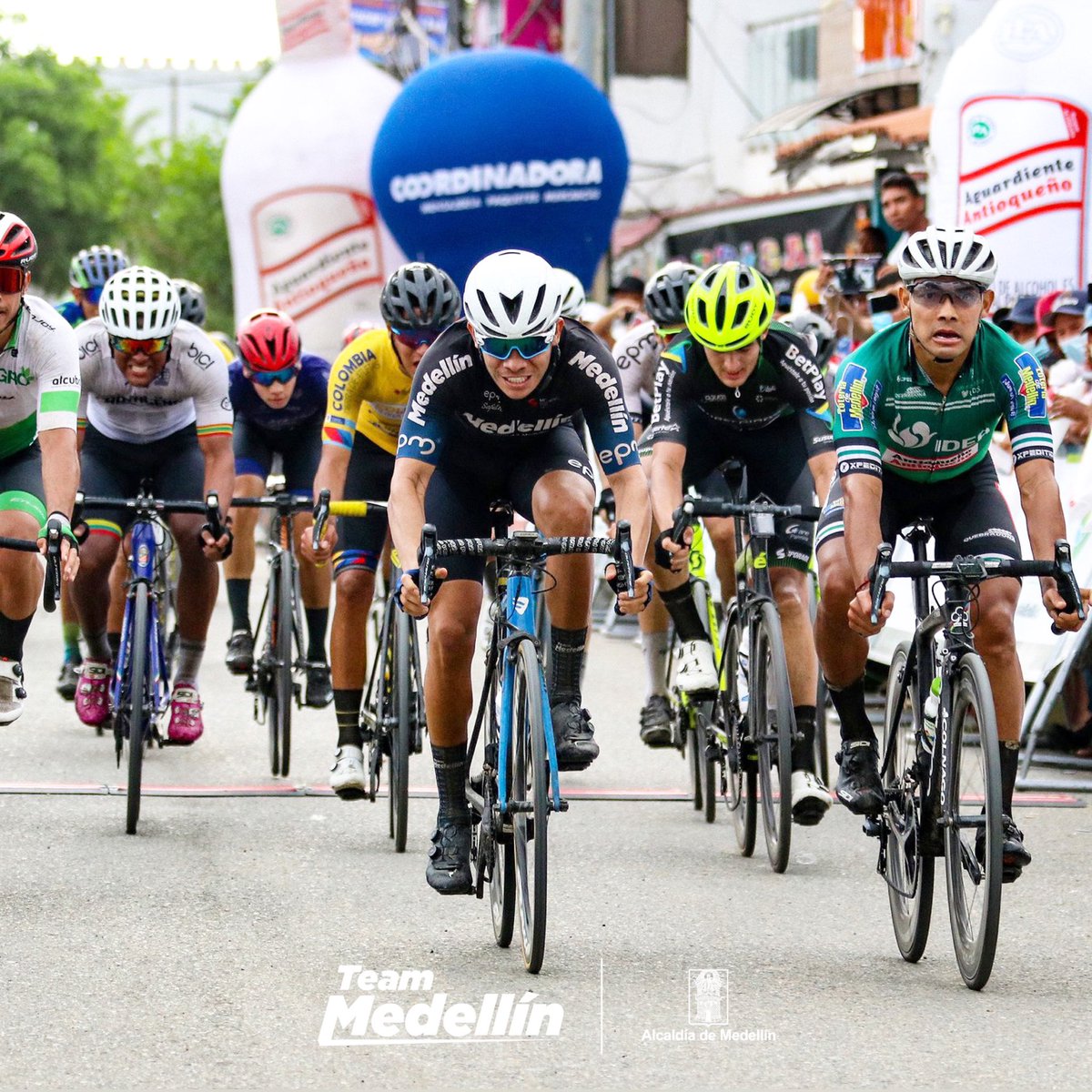 team_medellin's tweet photo. 2 de 2 🏆

@brayans1994 ganó la primera etapa en línea de la Vuelta a Antioquia y nos da el segundo triunfo tras el conseguido esta mañana en la CRE (prólogo). 

El orgullo de Medellín, además, es el nuevo líder de la carrera 💯 

Felicidades equipo ����

#VivaMedellín 💙 https://t.co/unV5FqW5E5