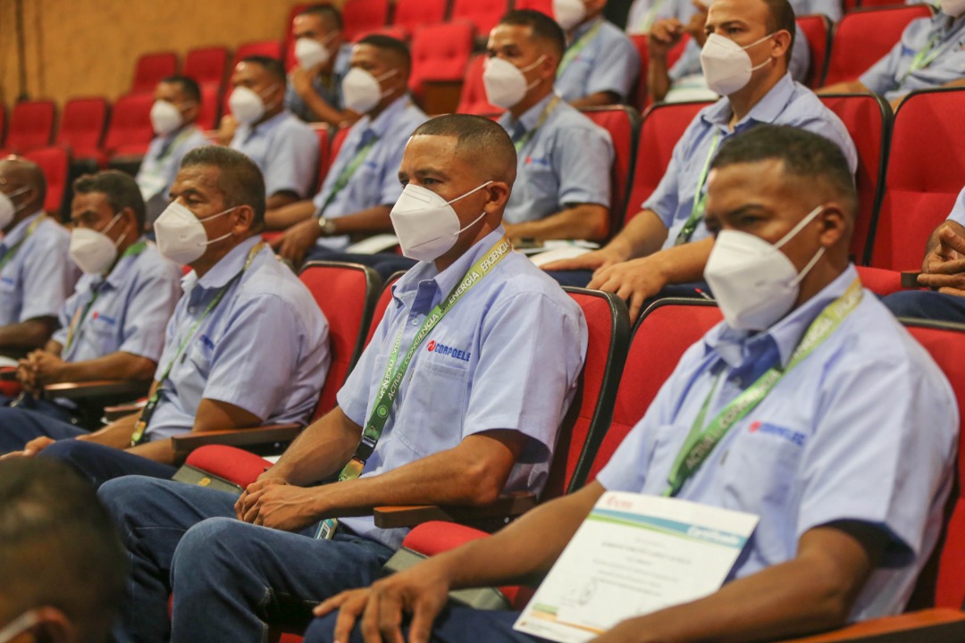 NestorLReverol's tweet photo. También, durante este encuentro hemos certificado a 44 nuevos electricistas de redes de distribución, quienes durante más de 400 horas académicas fueron formados para brindar una respuesta rápida y oportuna al pueblo de la ciudad de Caracas. #22Sep https://t.co/fyRZzlDXyd