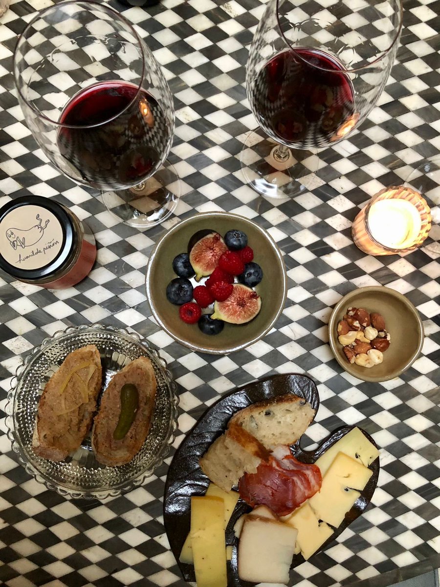 FoodandTravelMX's tweet photo. Estamos en una tarde de vinos, quesos y amigos para conocer los vinos de #ViñaTuelda que llegan a México desde el corazón de @DORiberaMex. Roble, Crianza, Vegamian Crianza y Reserva estarán en venta en línea en Mercado de Vinos desde $525 https://t.co/w8wlYm54YK