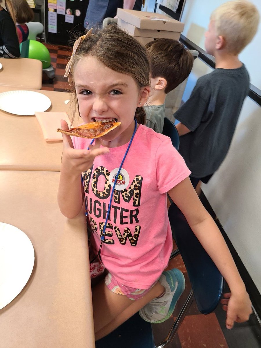 Stacy4Armstrong's tweet photo. Congrats @kelciclaxton for being Coyote 107.9 Teacher of the Week!
#teachersrock
#pizzaparty https://t.co/o541Meuv02